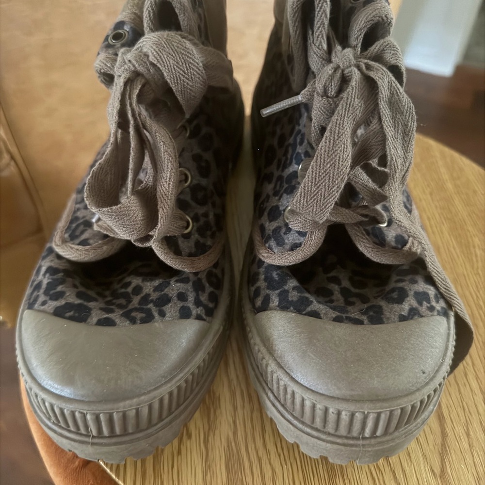 Women’s Leopard fur lined boots Size 8.5